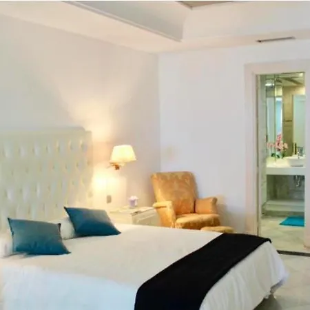 Frontline Sea In The Center Of Puerto Banus.2bedrooms -garden 아파트 마르베야
